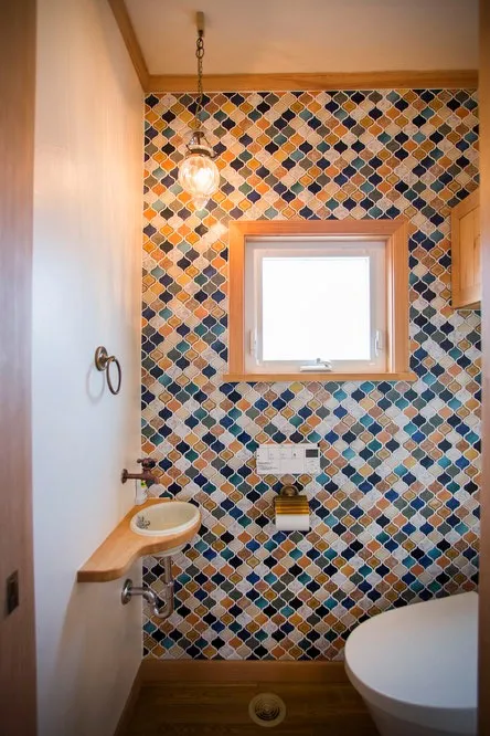 カラフルなタイルを壁一面に敷き詰めて<br>トイレも楽しい空間です。